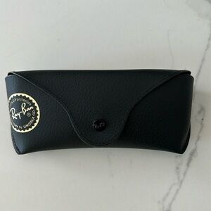 100% UV protection by Luxottica. Ray-Ban